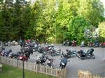 52 motorcyklar på allianskyrkans parkering